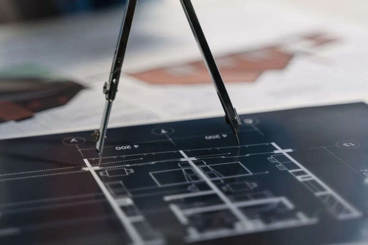 فرجار فوق مخطط هندسي